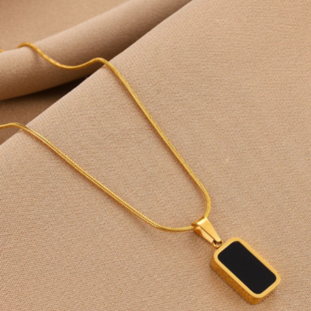 Noir™ | Collar de Lujo con Colgante Negro en Acabado Dorado