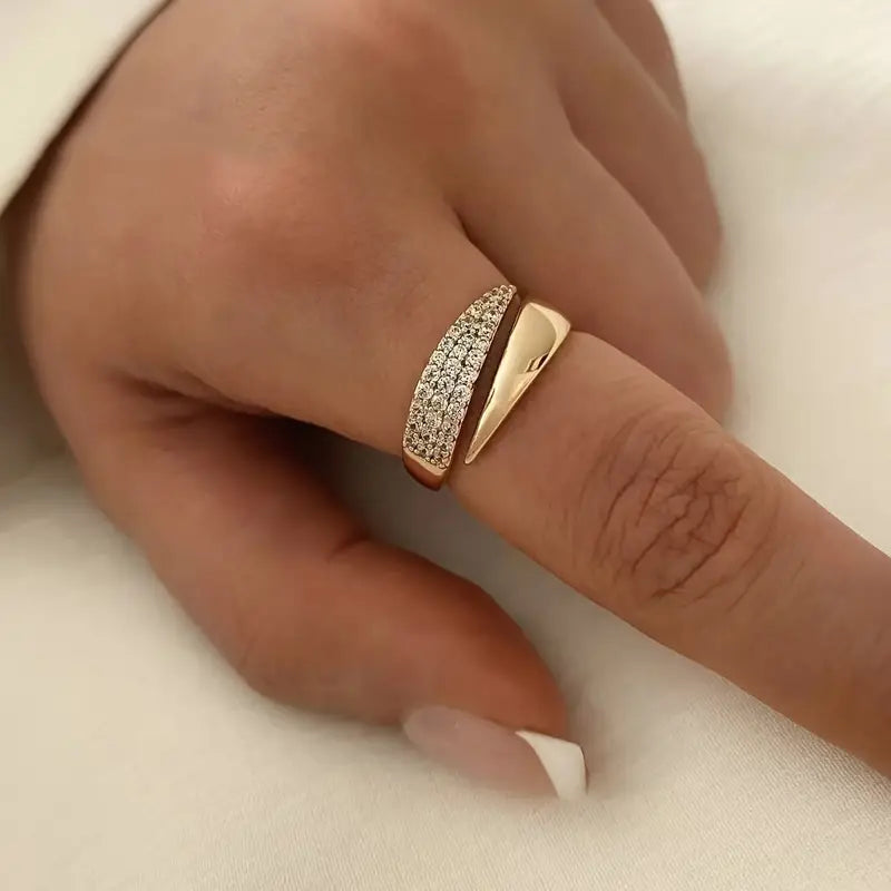 Inés™ | Anillo Dorado con Brillantes y Significado Profundo