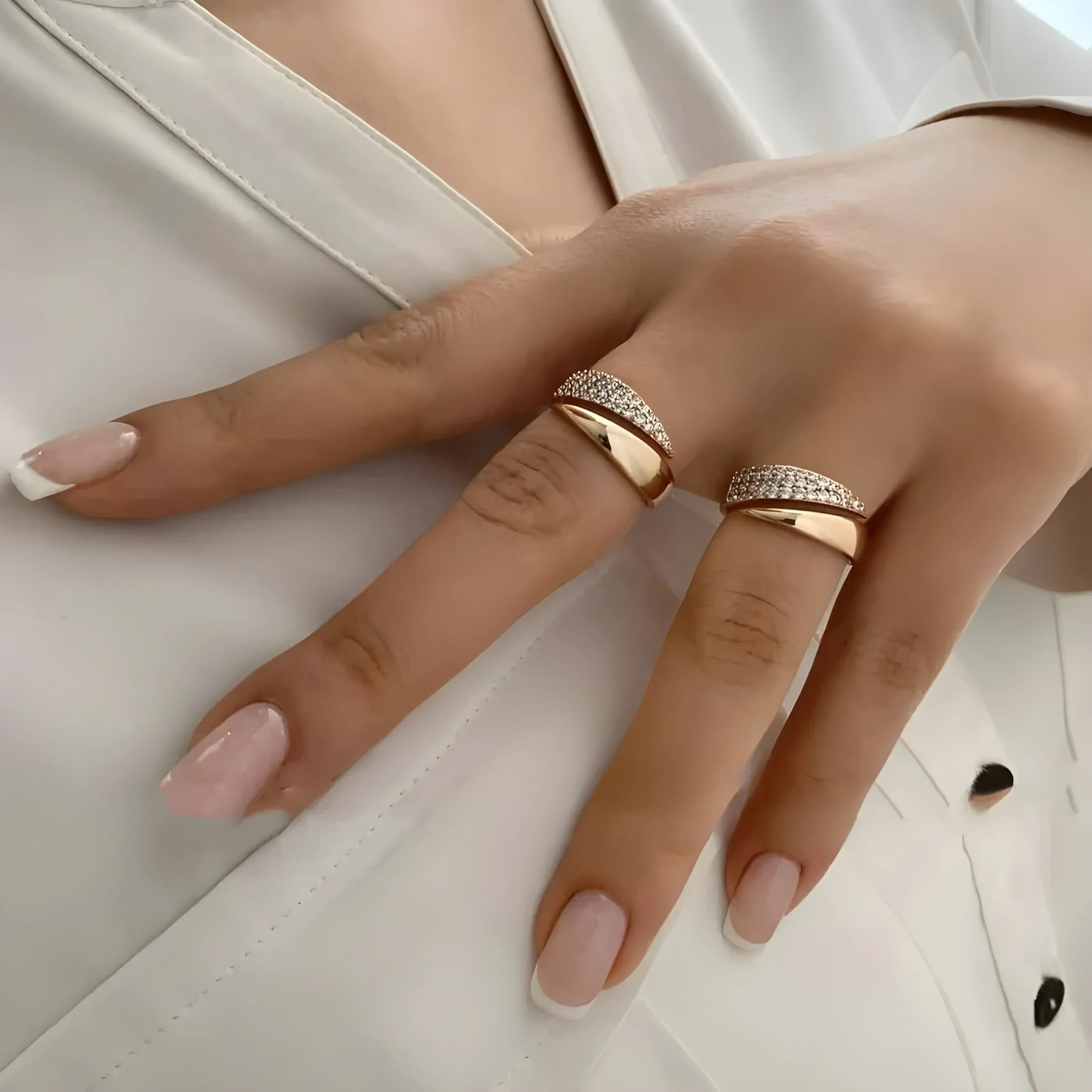 Inés™ | Anillo Dorado con Brillantes y Significado Profundo