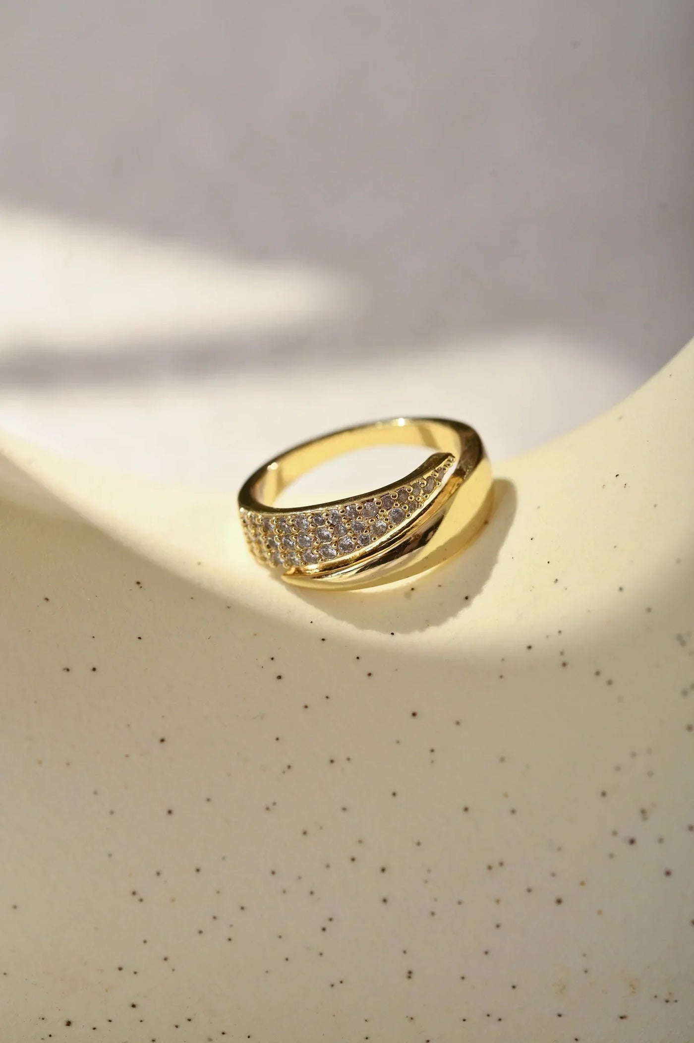 Inés™ | Anillo Dorado con Brillantes y Significado Profundo