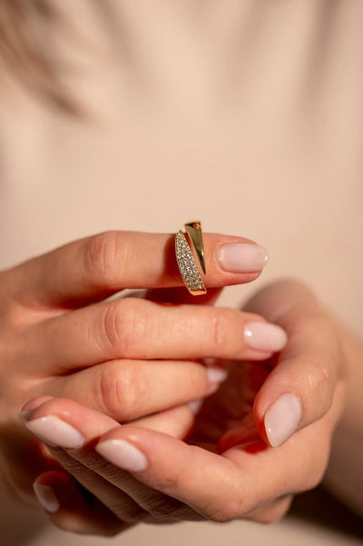 Inés™ | Anillo Dorado con Brillantes y Significado Profundo